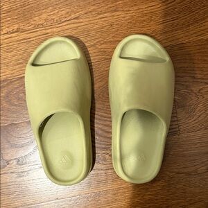 Yeezy slippers size 7